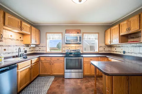 Kitchen - 1619 260th Ave, Granada, MN 56039 photo 2 of 4