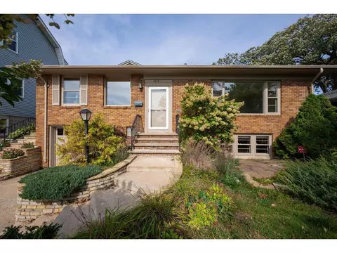 4216 Shoreline Dr, Robbinsdale, MN 55422