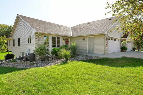 704 Simplicity Dr #B, Ellendale, MN 56026