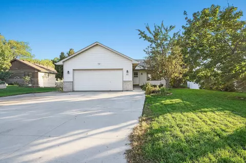 805 W 136th St, Burnsville, MN 55337