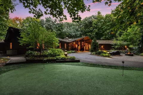 200 Black Oaks Ln, Wayzata, MN 55391