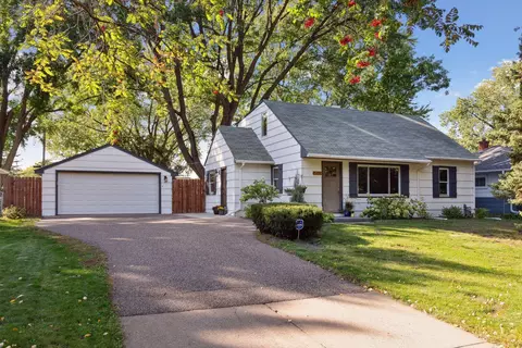 2559 Aldine St, Roseville, MN 55113