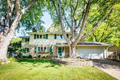 11413 Valley Ct, Burnsville, MN 55337