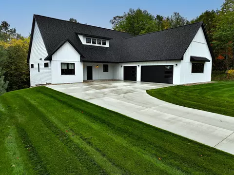 637 Old Glory Dr NE, Alexandria, MN 56308