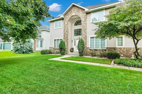 7825 Cobblestone Rd, Woodbury, MN 55125