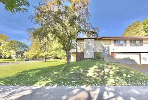 919 Heritage Ct W, Vadnais Heights, MN 55127