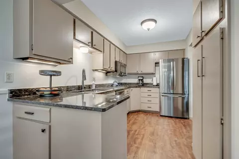 8430 W 100th St, Bloomington, MN 55438 photo 8