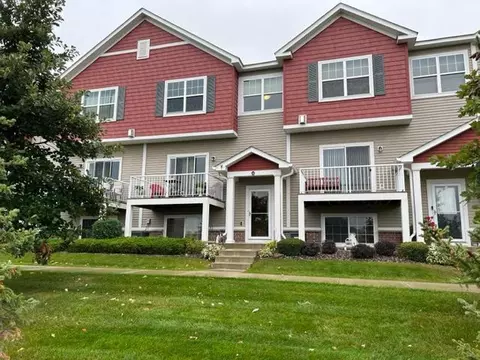 1806 Colonial Ln #4, Chanhassen, MN 55317