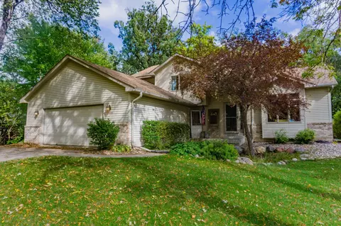 1605 Royal Oak Dr, Chaska, MN 55318