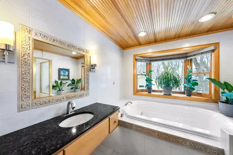 10037 Upton Rd, Bloomington, MN 55431 photo 15