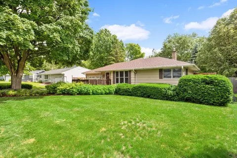 1426 Primrose Curv, Roseville, MN 55113