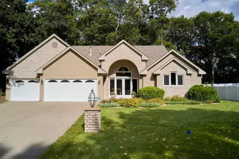 121 Woodridge Ln, Lino Lakes, MN 55014