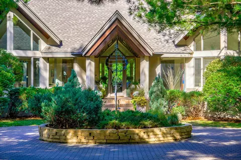 1 Capaul Woods Ct, North Oaks, MN 55127