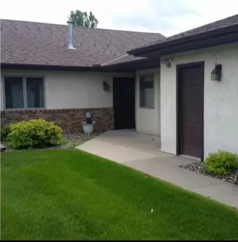 1924 Vierling Dr E, Shakopee, MN 55379