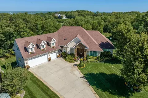 2205 Wildwood Dr, Shakopee, MN 55379