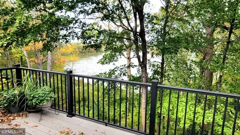 4 Hazeltine Est, Chaska, MN 55318
