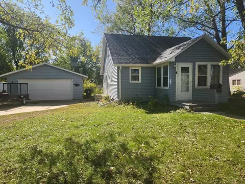 103 9th St, Windom, MN 56101