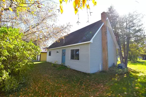 206 Elk St NW, Warroad, MN 56763