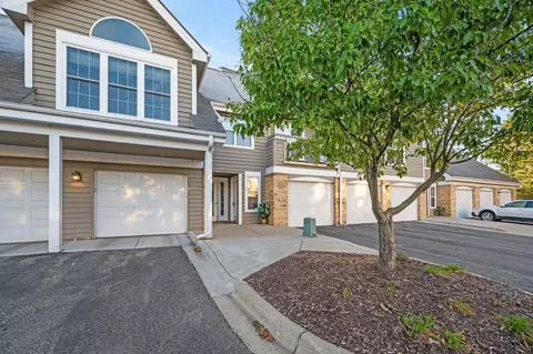 6145 Chasewood Pkwy #2, Minnetonka, MN 55343