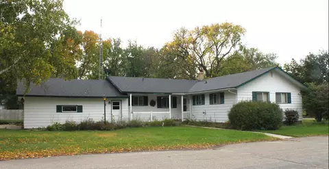 323 W Commercial St, Parkers Prairie, MN 56361