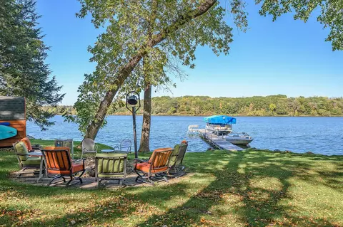 8520 Waters Edge Dr, Chanhassen, MN 55317