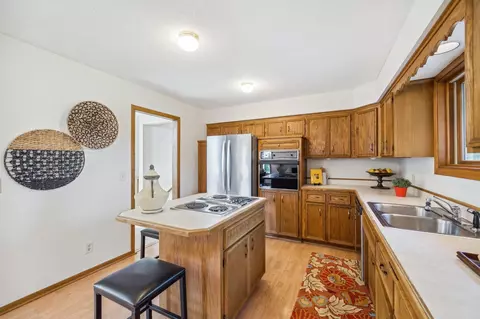 731 Golden Meadow Rd, Eagan, MN 55123 photo 13