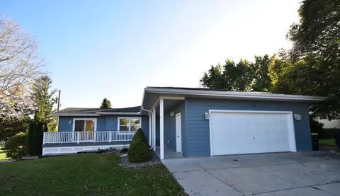 898 Larson Dr, Zumbrota, MN 55992