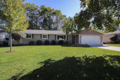 2978 Manson St, Roseville, MN 55113