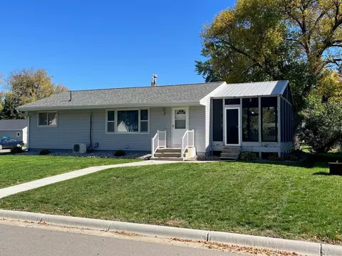 207 4th St, Dawson, MN 56232