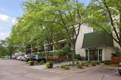 10531 Cedar Lake Rd #216, Minnetonka, MN 55305
