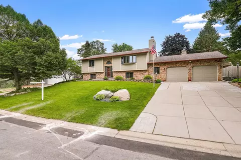 1108 Parkview Ln, Eagan, MN 55123 photo 2