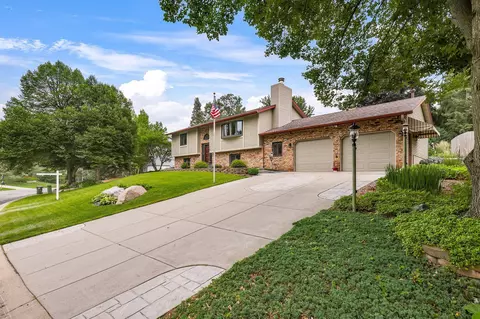 1108 Parkview Ln, Eagan, MN 55123