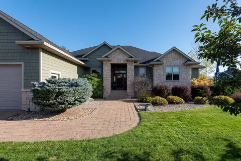 208 Rosewood Dr, Mankato, MN 56001
