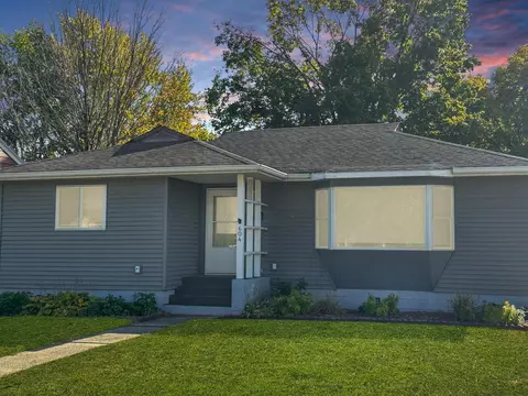 604 7th St E, Chaska, MN 55318