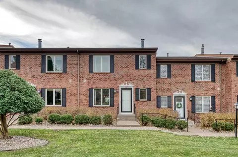627 Maple Park Dr, Mendota Heights, MN 55118