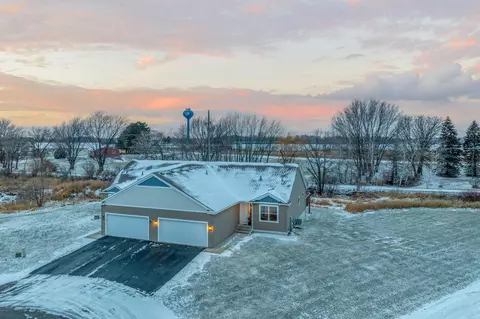 610 Tomahawk Ct, Madison Lake, MN 56063