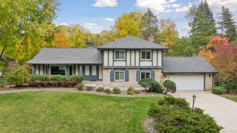 6076 Olinger Blvd, Edina, MN 55436