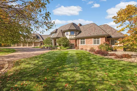 7 Catbird Ln, North Oaks, MN 55127