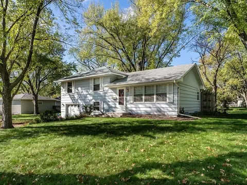 3900 Overlook Dr, Bloomington, MN 55437 photo 3