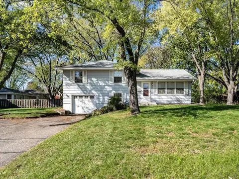 3900 Overlook Dr, Bloomington, MN 55437