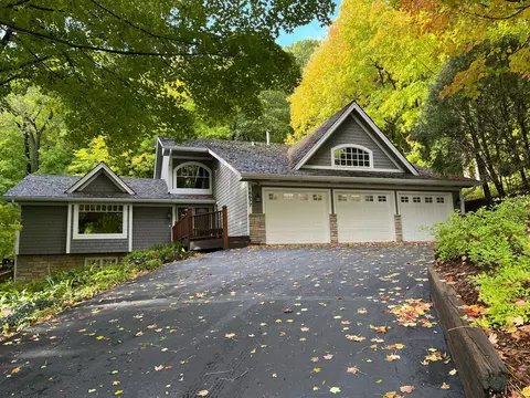 18977 Carsonwood Rd, Deephaven, MN 55391