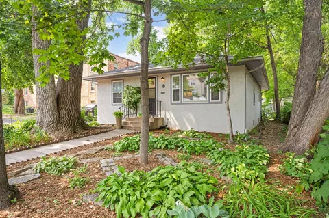8 Rustic Ldg E, Minneapolis, MN 55419