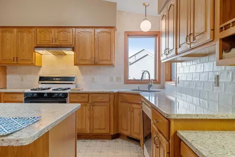 8926 Vickors Xing, Brooklyn Park, MN 55443