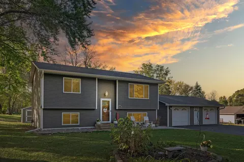 6957 Lakeview Dr, Lino Lakes, MN 55014