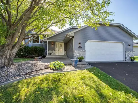 525 Wedgewood Dr, Mahtomedi, MN 55115