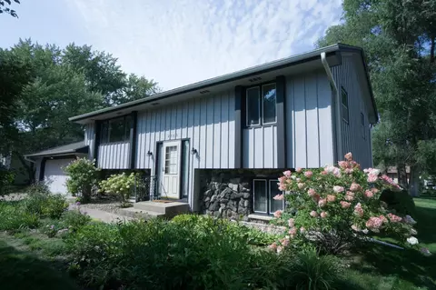 2563 Woodale Dr, Mounds View, MN 55112
