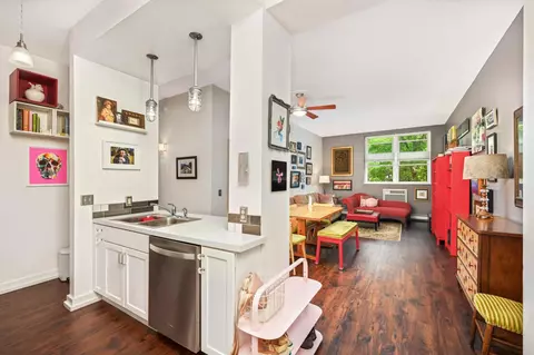 215 7th St NE #204, Minneapolis, MN 55413