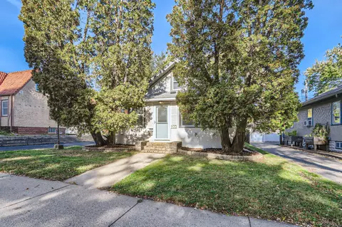 933 Dodd Rd, West Saint Paul, MN 55118