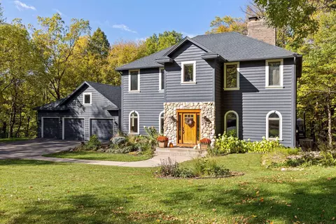 6390 Pleasant View Cv, Chanhassen, MN 55317