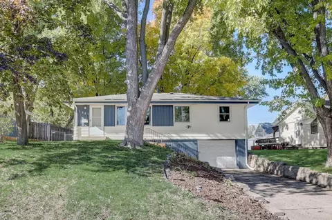 1321 Hillsboro Ave N, Golden Valley, MN 55427